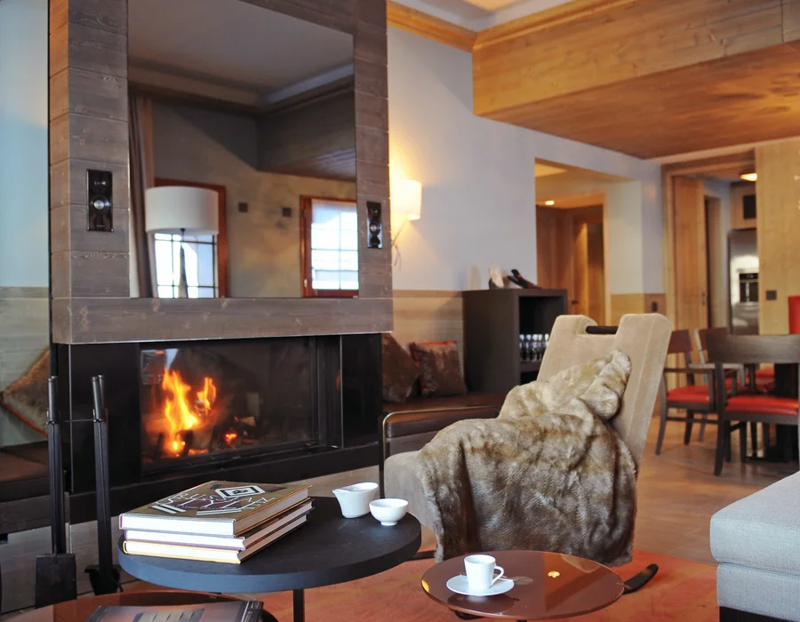 Гостиная с камином в Valmorel Chalet-Apartments