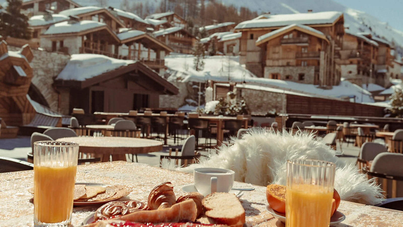 Café da manhã com vista para a vila nevada de Val d’Isère