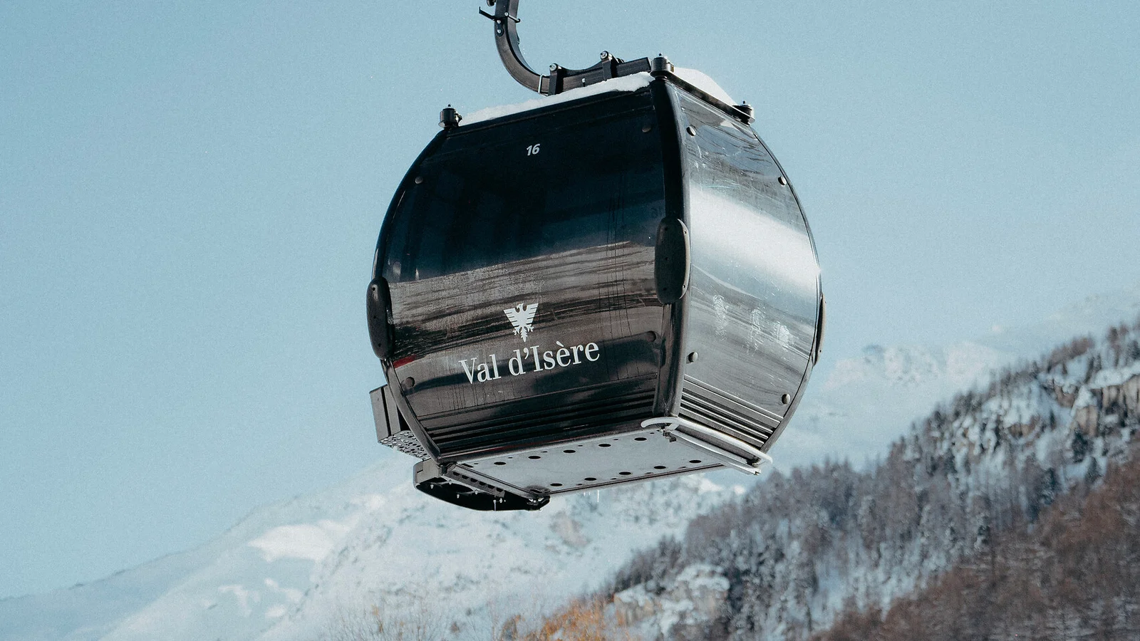 Gôndola de Val d’Isère sobre a montanha nevada