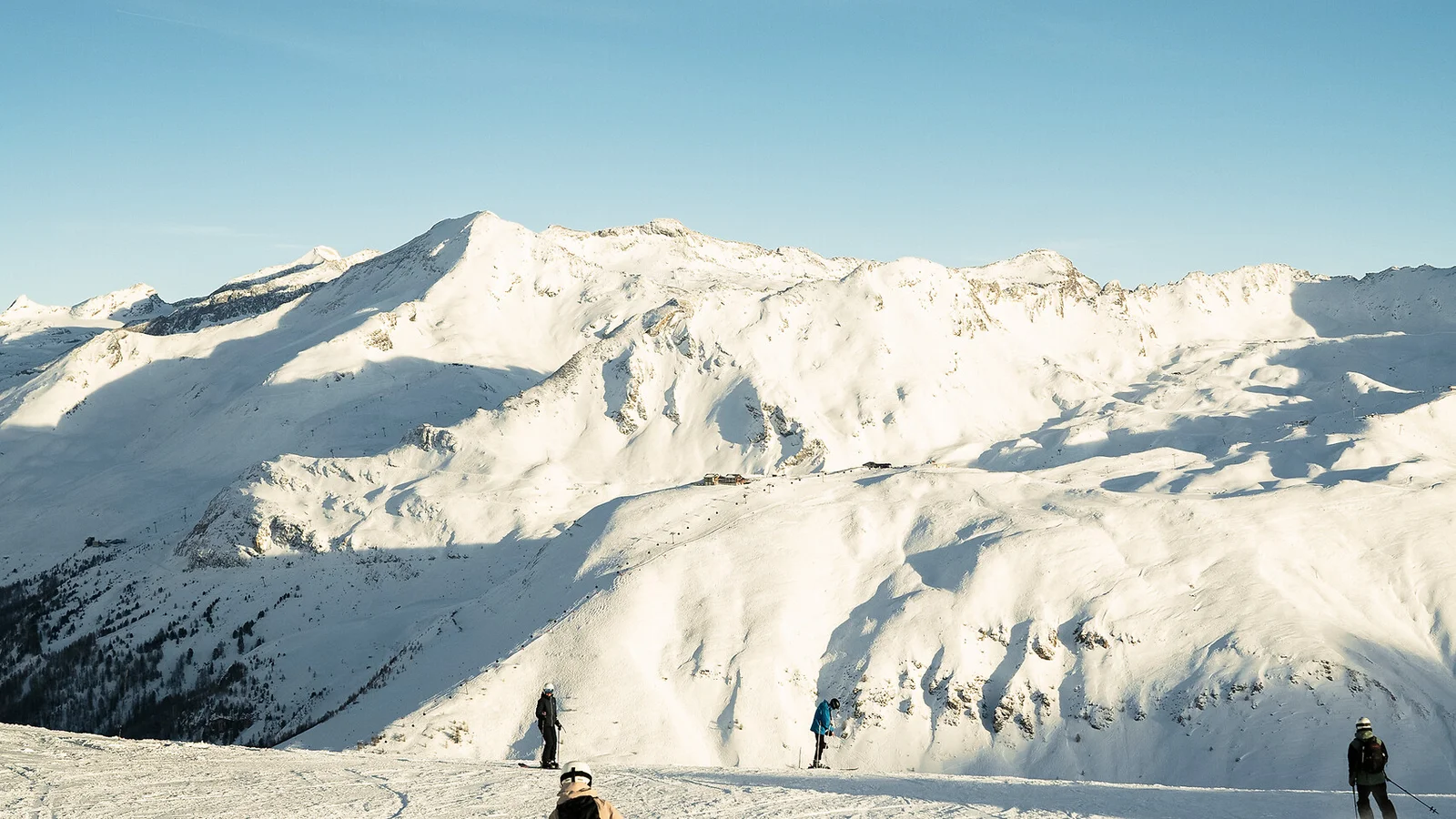 Domínio de ski de Tignes coberto de neve