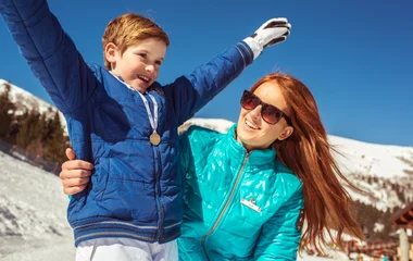 Mãe e filho curtem frio dos Alpes.