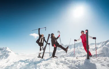 Pessoas se divertindo na neve.