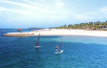 Duas pessoa praticando vela.