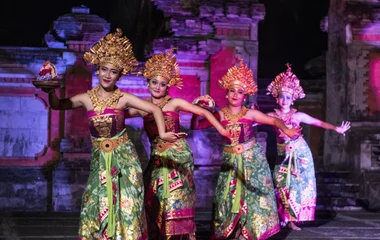Apresentação noturna de show no Club Med Bali com famílias assistindo
