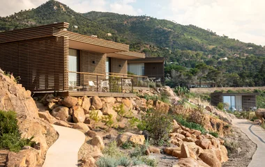 Parte do Club Med Cefalú com arquitetura que se integra à paisagem local