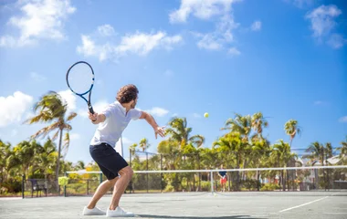 Homem jogando tênis.