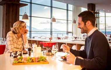 Pareja comiendo la fondue.