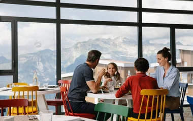 Familia en restaurante de Club Med.