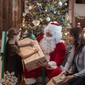 Criança recebendo presente do papai noel.