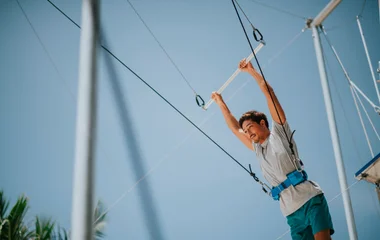 Hombre practicando trapecio volador.