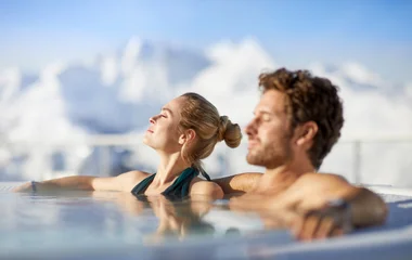 Pareja en piscina climatizada.