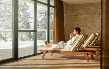 Hombre en el spa del resort.