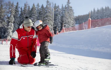 Crianças em aula de esqui no Club Med.