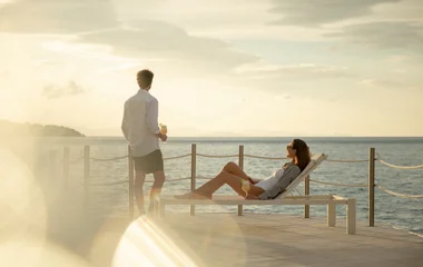 Pareja mirando el mar.