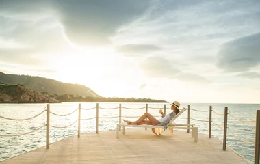 Mulher deitada tomando sol.