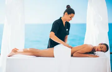 Mulher recebendo massagem nas costas.