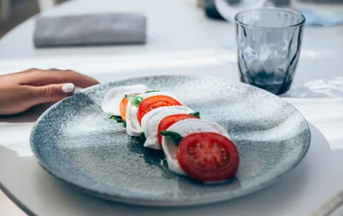 Plato con quesos y tomates.