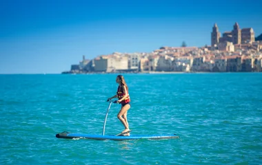 Mujer practicando stand up paddle.