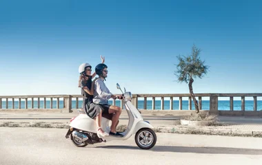 Pareja viajando en motocicleta por Italia.