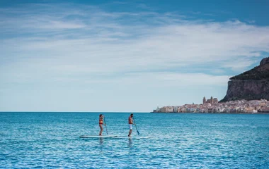 Pareja practicando stand up paddle.