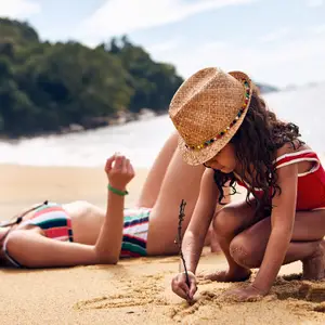 Criança brincando na areia