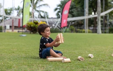 Criança brincando na grama do Club Med Bali