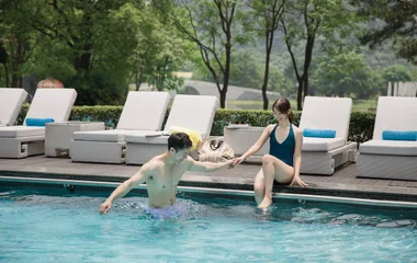 Pareja en la piscina del resort.