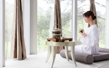 Mulher tomando chá e relaxando.