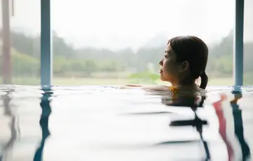 Mulher na piscina.