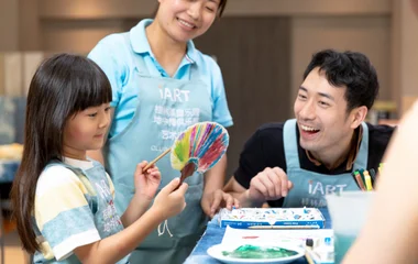 Niña en actividad del club infantil.