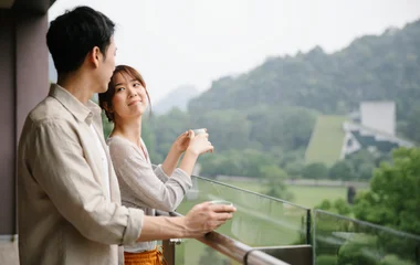 Pareja en habitación del resort de Club Med.