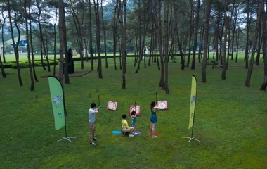 Familia practicando tiro con arco.