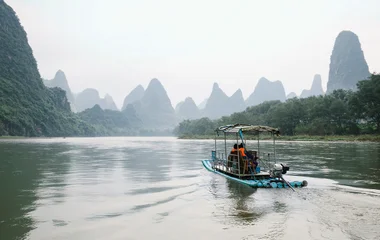 Barco em um lago da china.