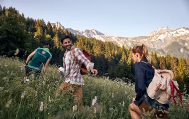 Pessoas caminhando ao ar livre.