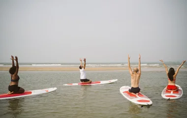 Clase de yoga en la playa.