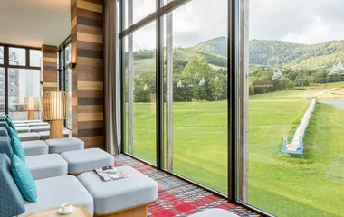 Quarto com vista para o gramado do resort.