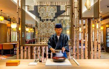 Chefe fazendo comida japonesa no resort do Club Med.