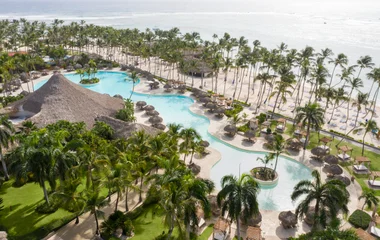 Vista panoramica di una spiaggia tropicale con palme e mare turchese a Punta Cana, Repubblica Dominicana
