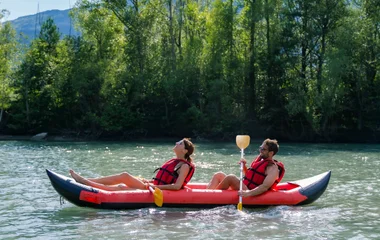 Couple pratiquant le kayak