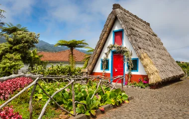 Santana : maisons colorées et toits de chaume emblématiques
