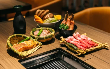 Platos del restaurante, como la barbacoa japonesa.