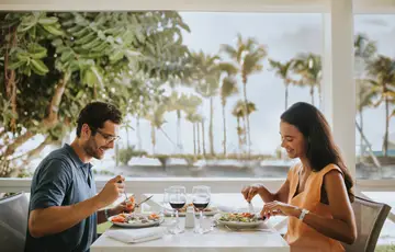 couple eating food