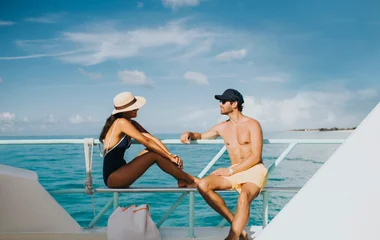 Casal em passeio de cruzeiro.