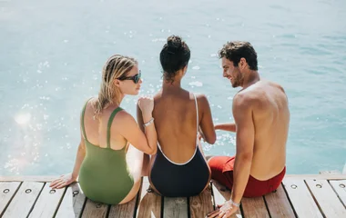 Panorama della spiaggia con sabbia bianca e palme sulla Martinica ai Caraibi