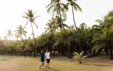 Pareja caminando por el resort.