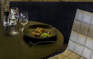 Mesa de refeição gourmet com um prato sofisticado em resort Club Med