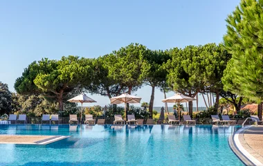 Vista da piscina do resort na França.