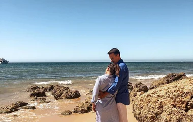 Pareja en la playa.