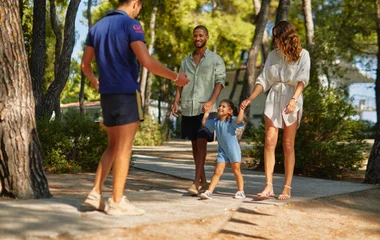 Niña con los padres a camino del G.O para las actividades infantiles.
