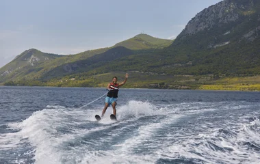 Homem praticando esporte aquático.